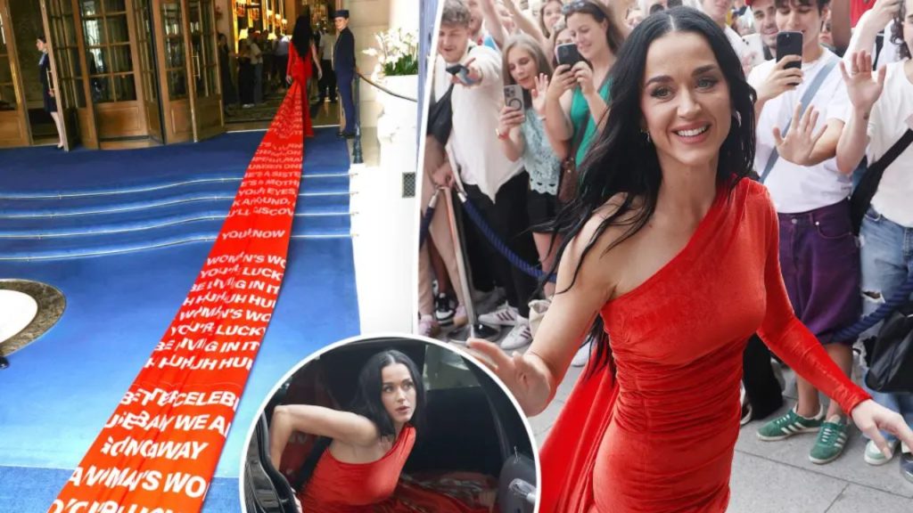 Katy Perry Revela La Letra De Woman S World En Un Desfile De Moda