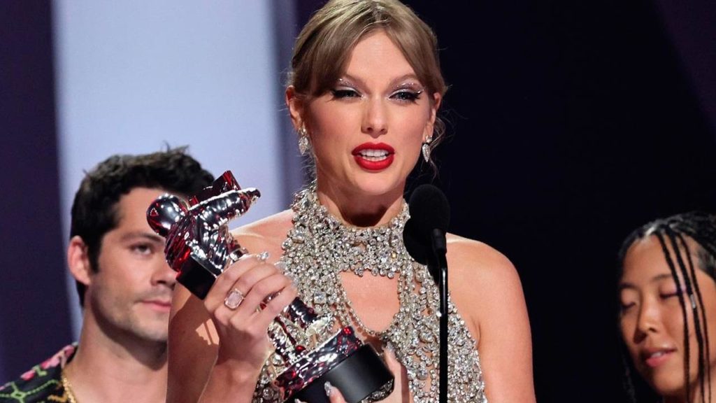 Taylor Swift anuncia lanzamiento de su nuevo álbum