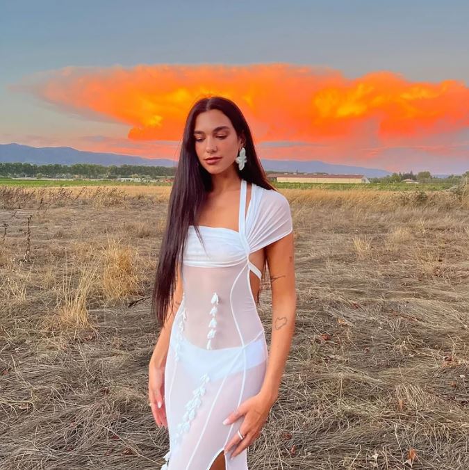 ¡Wow! Dua Lipa sorprende a sus fans con vestido transparente