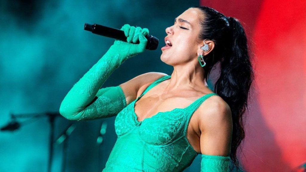 Dua Lipa pateó un peluche de Dr. Simi durante su concierto en el Foro Sol de la Ciudad de México; los fans están decepcionados. 