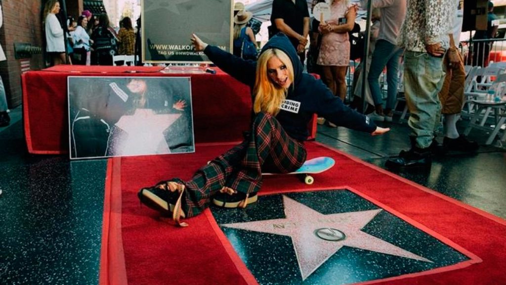 Avril Lavigne celebra 20 años de trayectoria con estrella en Paseo de la Fama de Hollywood