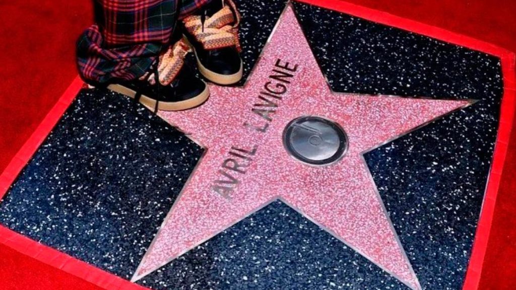 Avril Lavigne celebra 20 años de trayectoria con estrella en Paseo de la Fama de Hollywood