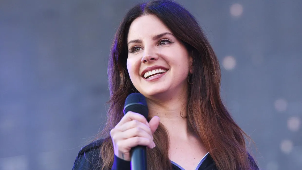 Lana del Rey retrasa el lanzamiento de su álbum y le censuran la portada  alternativa por mostrar un pezón