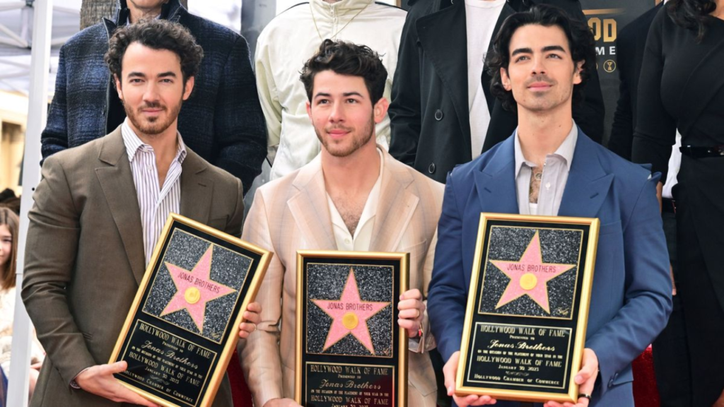 Los Jonas Brothers en el paseo de la fama y lanzarán nuevo álbum