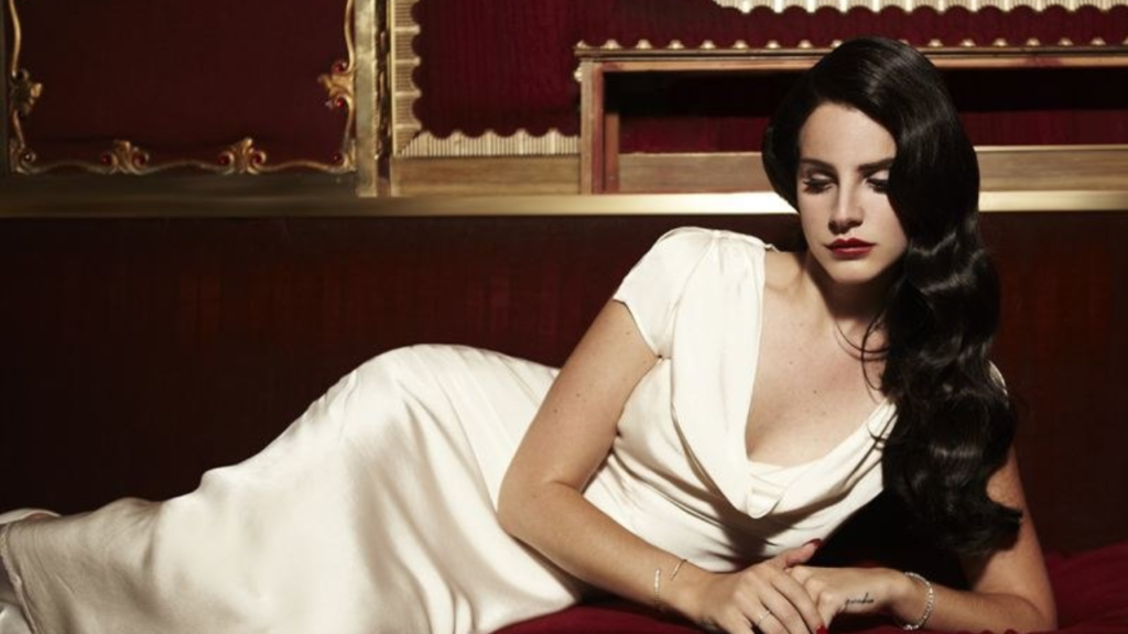 Lana del Rey retrasa el lanzamiento de su álbum y se lo censuran