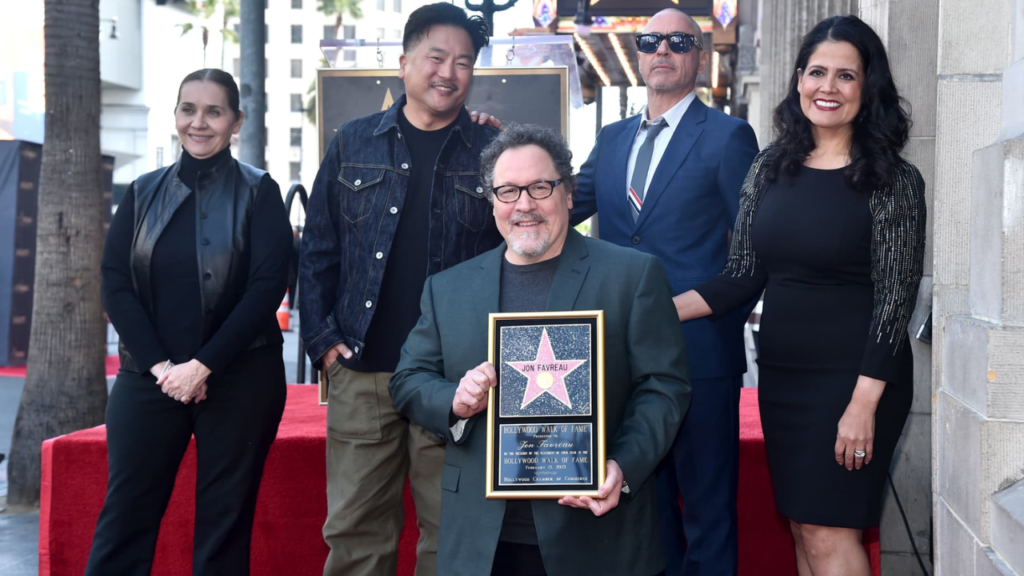 Robert Downey Jr. junto a Jon Favreau en el Paseo de la Fama
