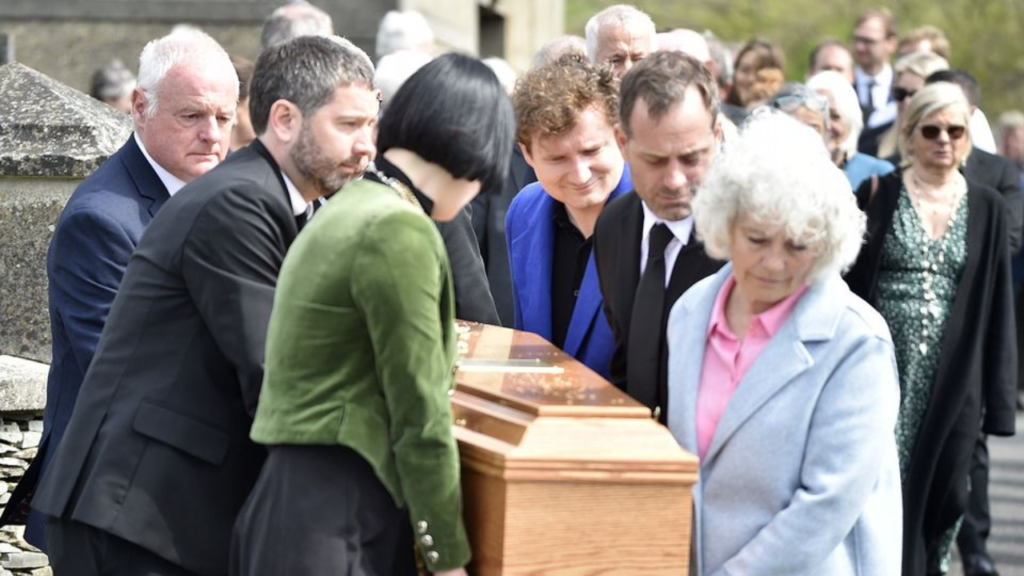 Ed Sheeran se perdió el funeral de su abuela por su demanda