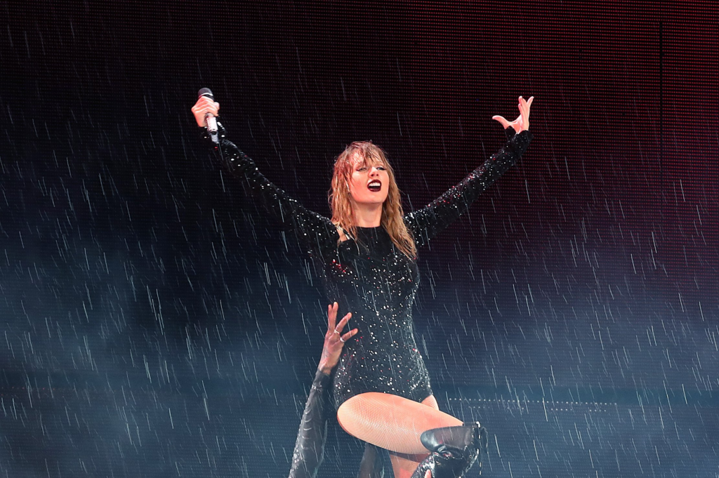 El piano embrujado Taylor Swift dio un concierto bajo la lluvia Alfa