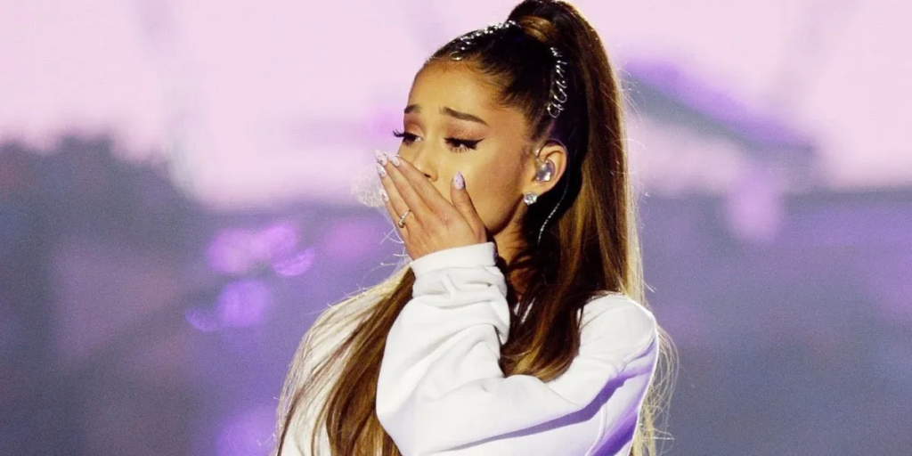 Ariana Grande rinde homenaje a las víctimas de Manchester