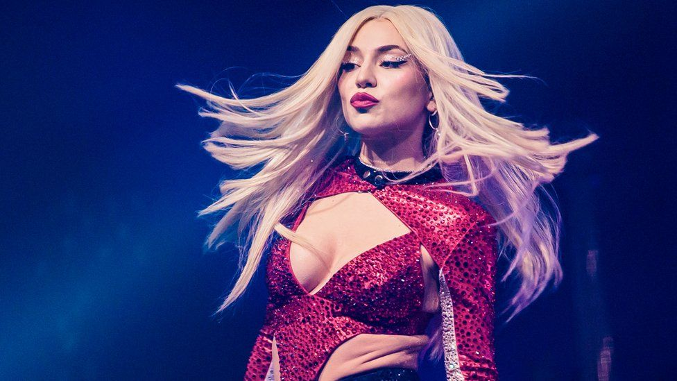 Ava Max es cacheteada por un fan en la cara
