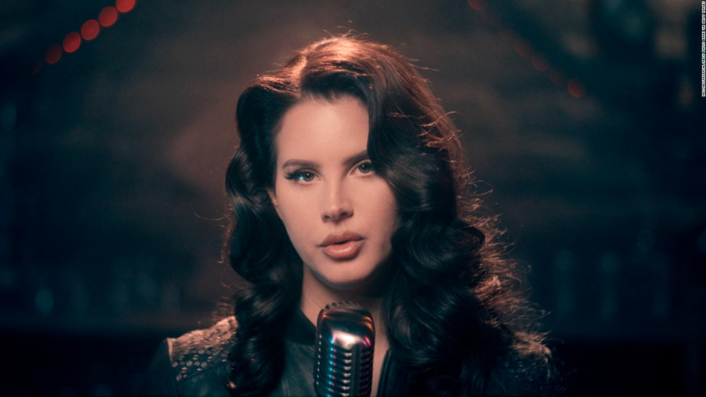 Lana Del Rey fue vista trabajando en Waffle House