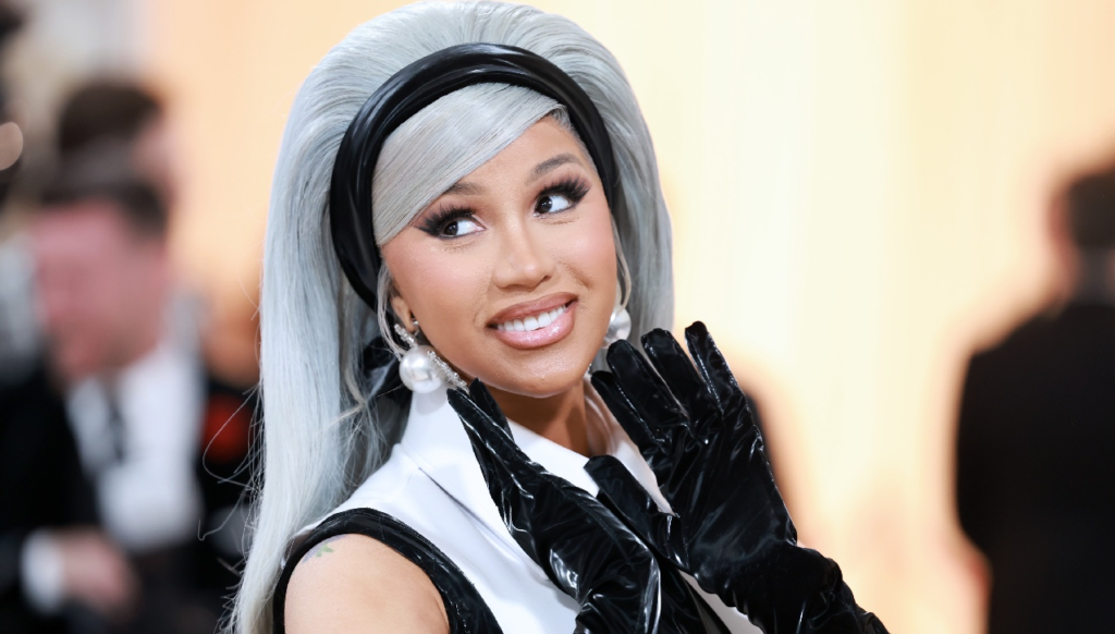 Cardi B le tira el micrófono a un fan por aventarle cerveza el cara