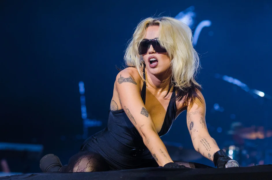 Miley Cyrus sorprende con pósters con letras de sus canciones