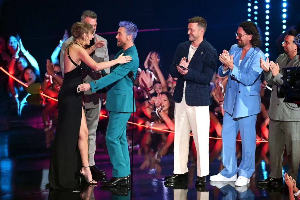 NSYNC se reúnen nuevamente para darle su premio a Taylor