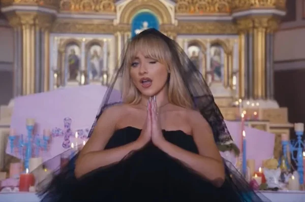 Sabrina Carpenter en controversia con la Iglesia