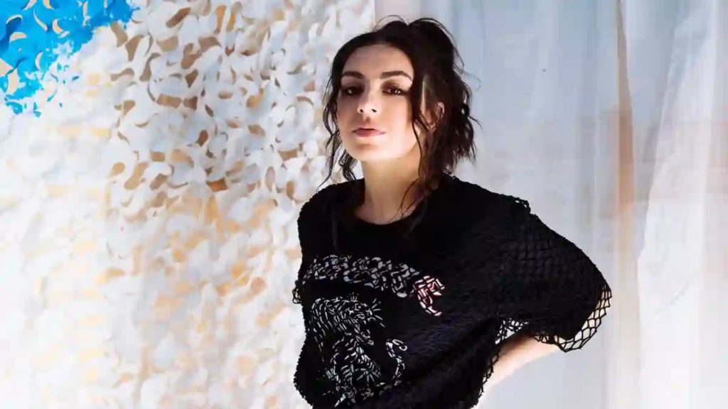 Charli XCX le debe su carrera a la comunidad LGBT+