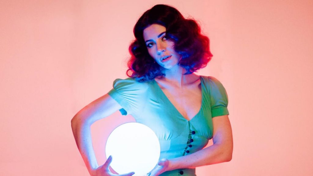 MARINA saca sus diamantes a relucir en un libro