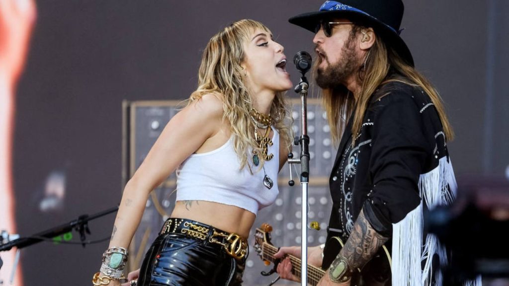 Billy Ray Cyrus manda mensaje a Miley en media ruptura familiar