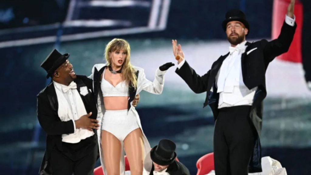 Taylor Swift lleva a Travis Kelce al escenario