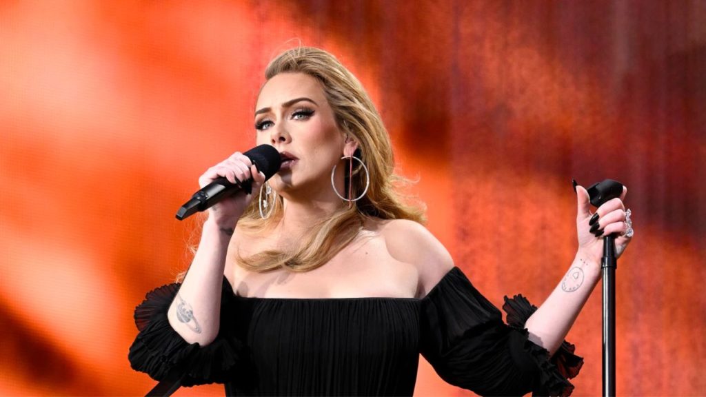 Adele da concierto bajo la tormenta