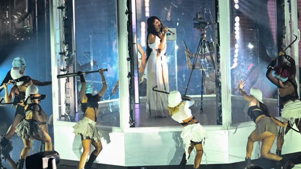 Camila Cabello destroza una laptop pensando en su ex