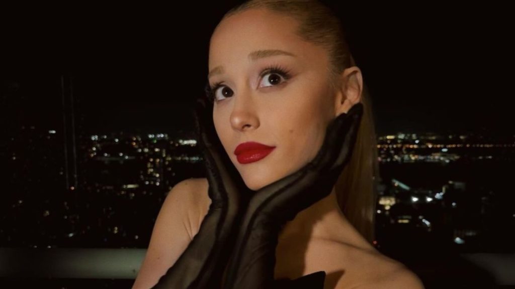 Ariana Grande deslumbra con versión en vivo de Santa Tell Me