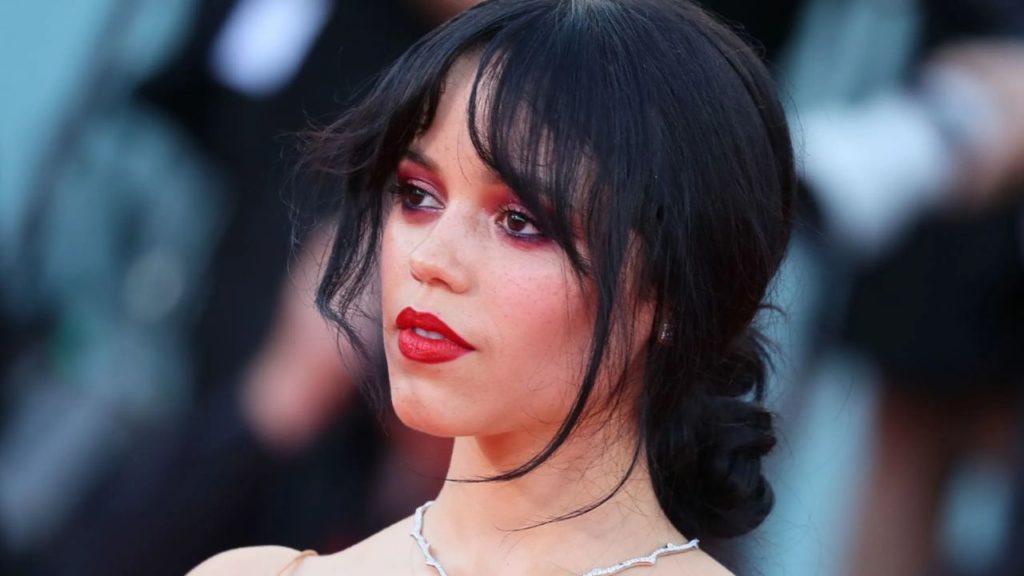 Jenna Ortega deslumbra con su estilo gótico
