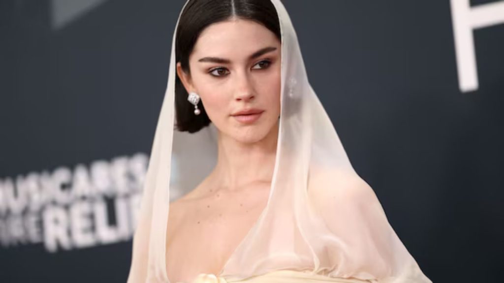 Gracie Abrams deslumbra en los Grammys 2025
