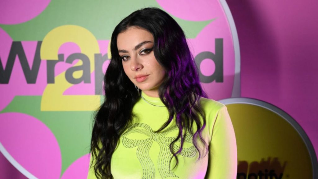 Charli XCX se prepara para arrasar en Glastonbury 2025