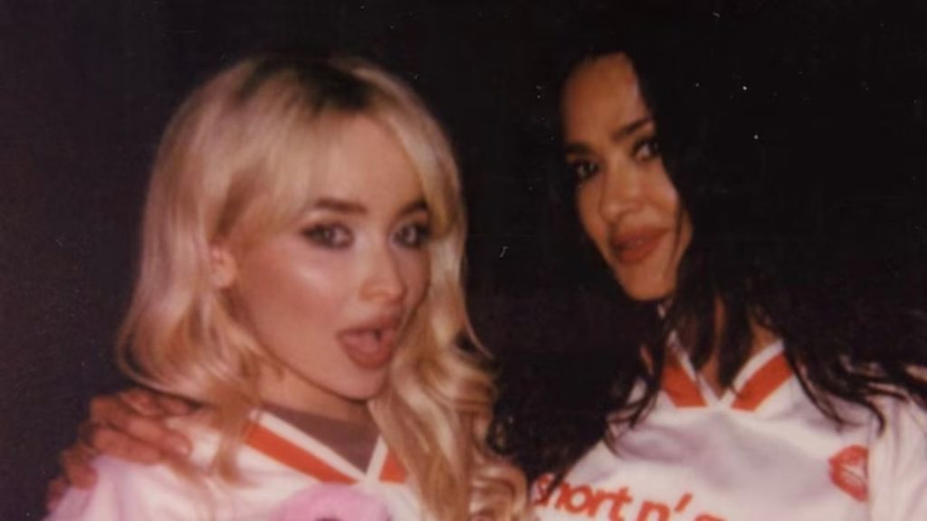 Sabrina Carpenter arresta a Salma Hayek