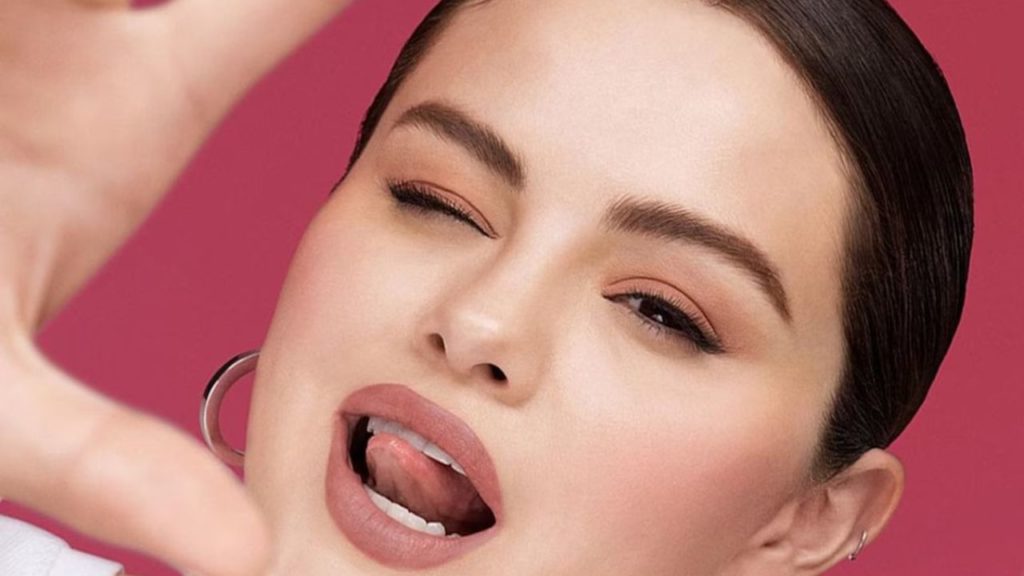 Selena Gomez vende anillo dedicado a Benny Blanco