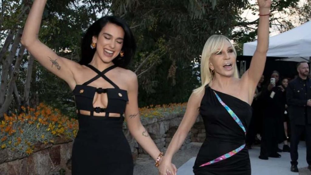 Dua Lipa y Donatella Versace: Moda y glamour