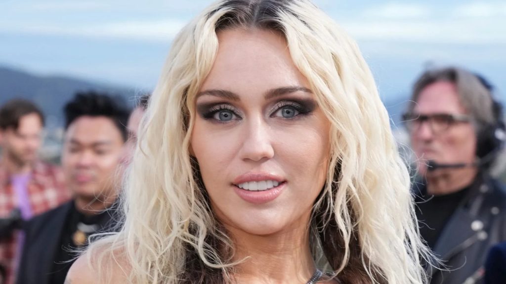 Miley Cyrus revela adelanto de su nuevo álbum y película